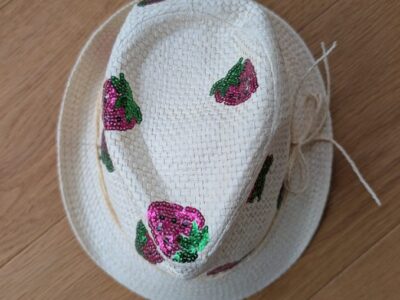 Pusblu Sommerhut mit Erdbeeren