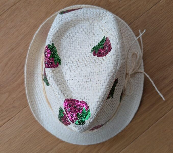 Pusblu Sommerhut mit Erdbeeren