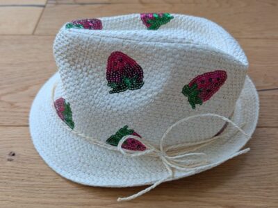 Pusblu Sommerhut mit Erdbeeren