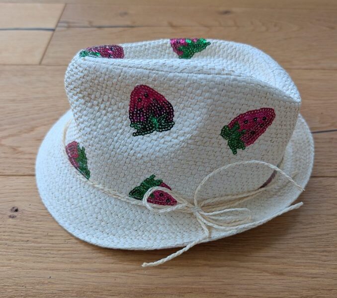 Pusblu Sommerhut mit Erdbeeren
